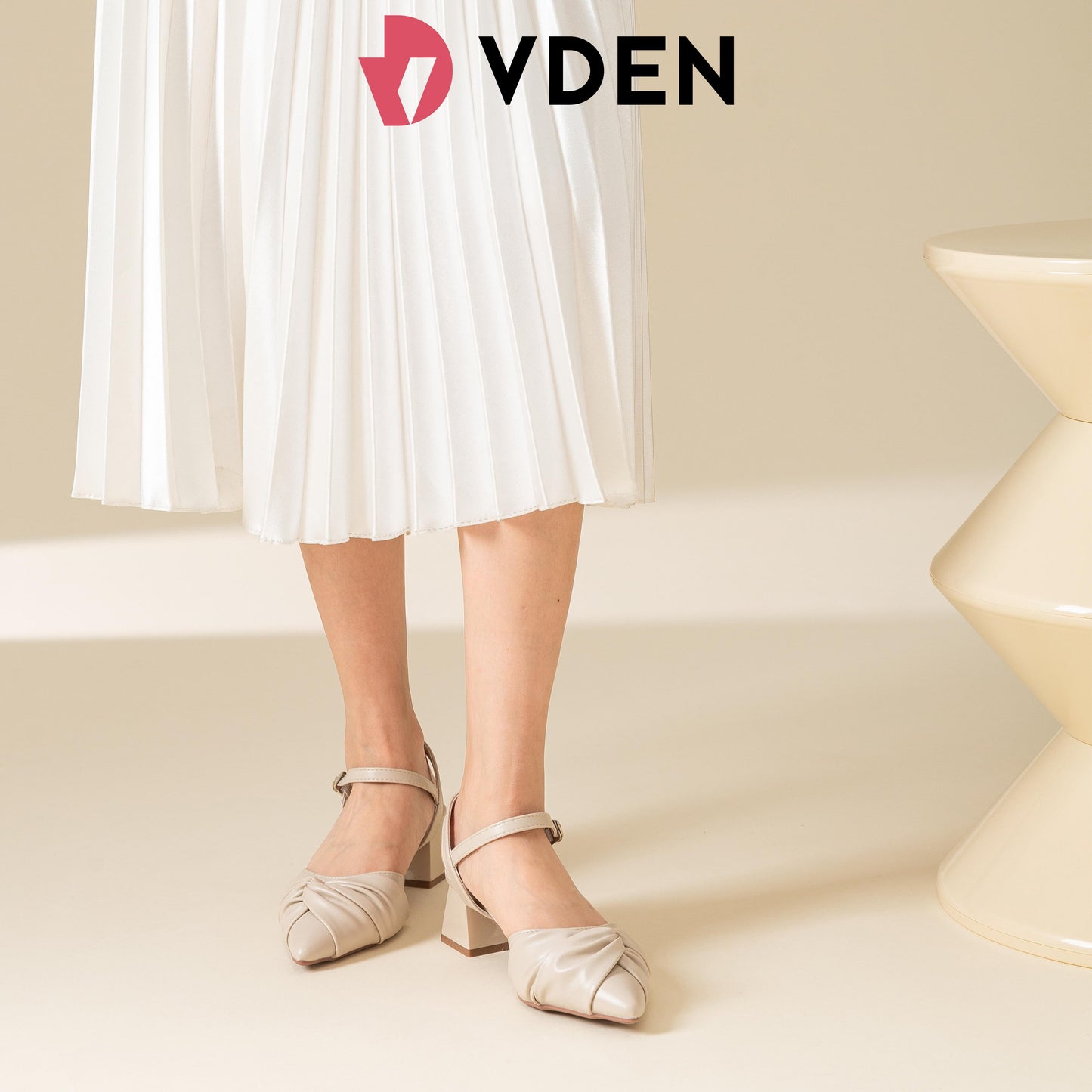 VDEN Elegant Pleated Pointed Toe Block Heels For Women 1.7INCH/4.5CM H038 Retro Style Pleated Strap Pumps Comfortable Block Heel ShoesSlingback Heeled Shoes With Pleated Detail Chic Slingback Pleated Heeled Sandals Chic Slingback Pleated Heeled Sandals
