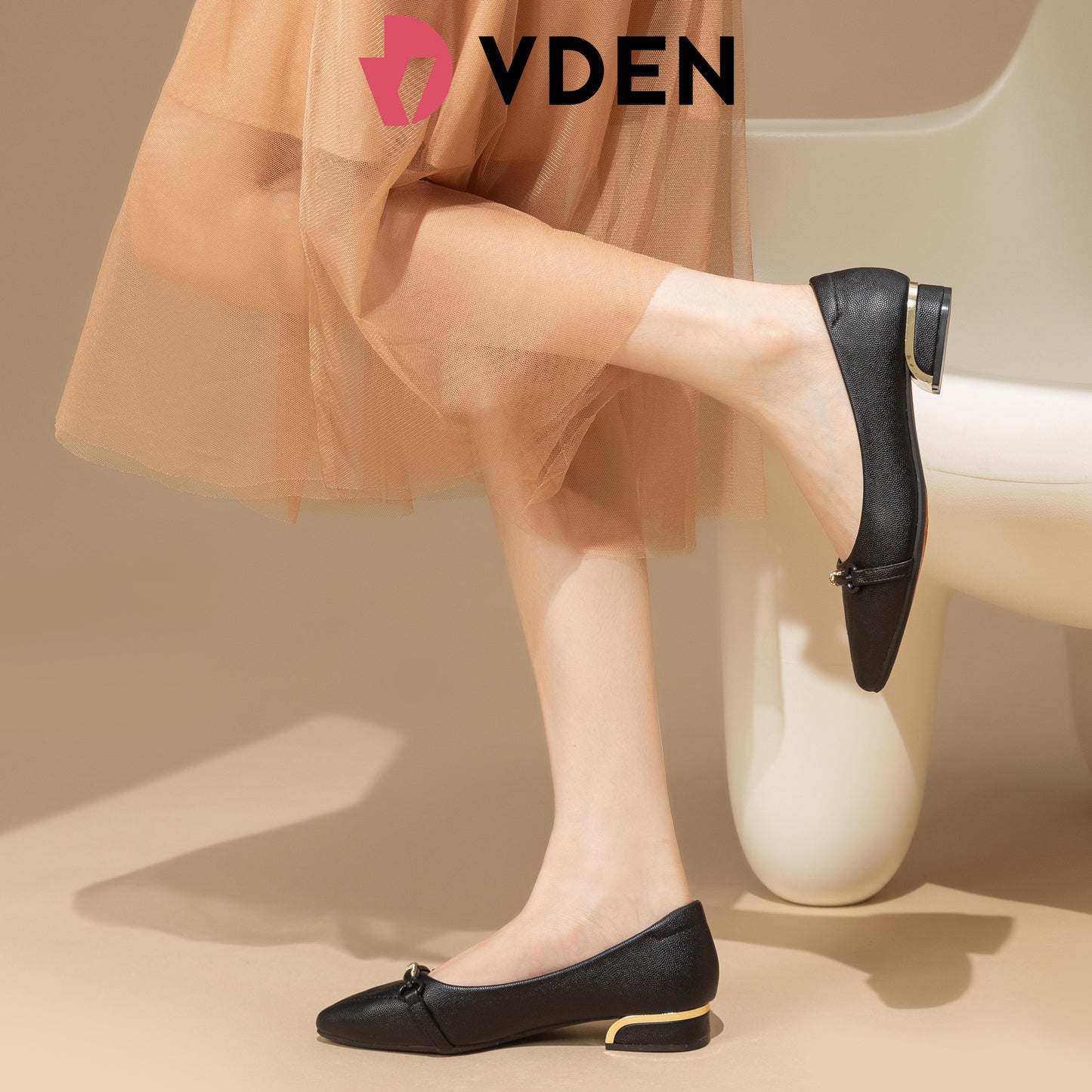 VDEN Pointed Toe Slip-on Shoes For Women Office Shoes Thick Low Heels 1INCH/2.5CM 893-619 Cute Chain Women's Pointed Low Shoes Comfortable Leather Shoes Ballet Girl Footwear