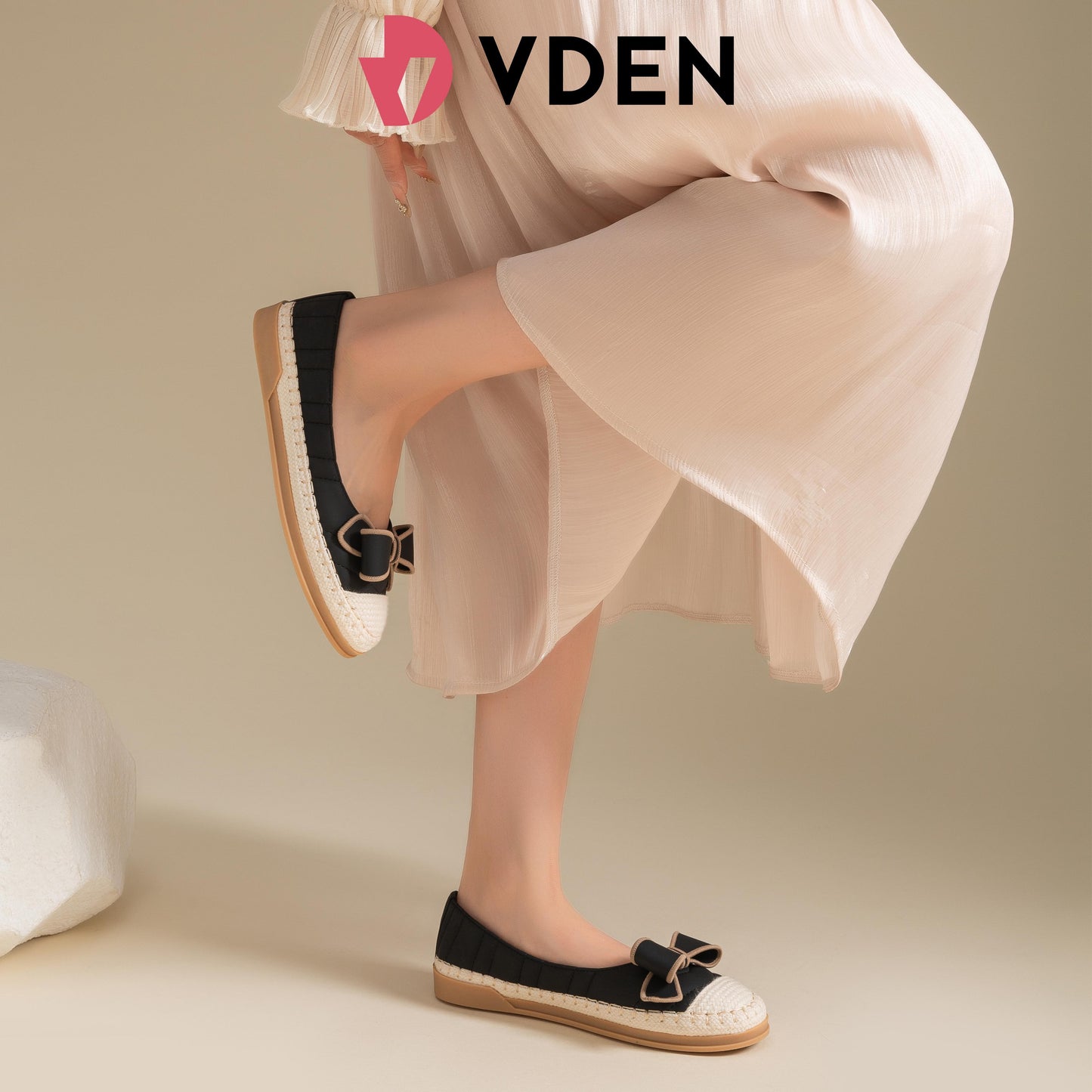VDEN Elegant Slip-On Espadrille Flats with Stylish Bow and Textured Woven Sole 0.6INCH/1.7CM A28-278 Minimalist Comfort Slip-On Flats With Retro Bow Detail Casual Chic Canvas Slip-Ons for Women Lightweight Everyday Slip-On Shoes